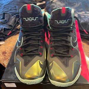 LEBRON XI PRCHT GLD/ARCTIC GRN-DRK LDN-BL